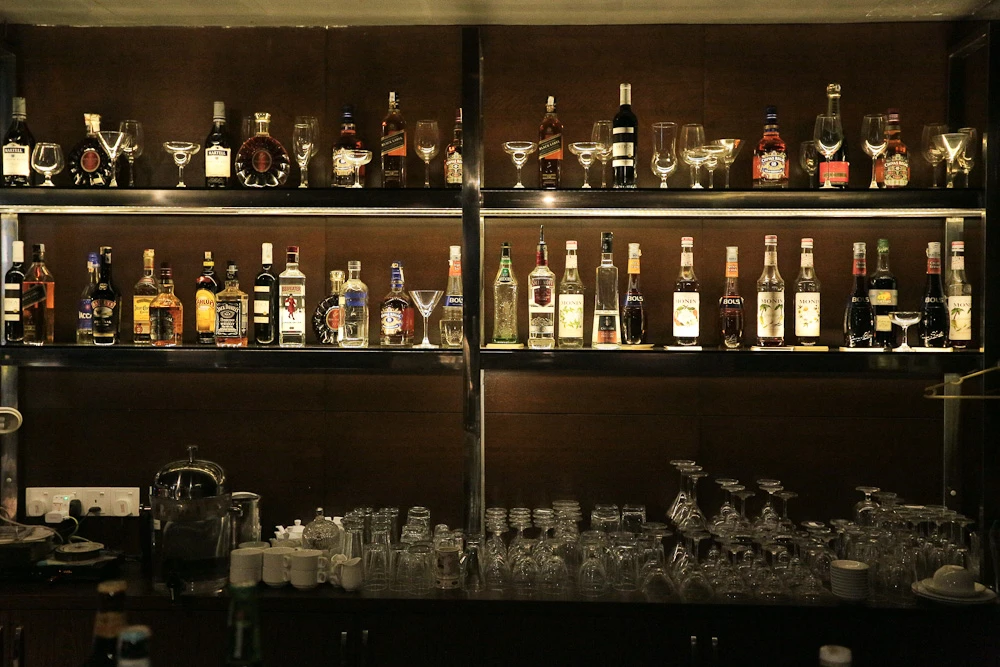 V-Club bar bottle shelves